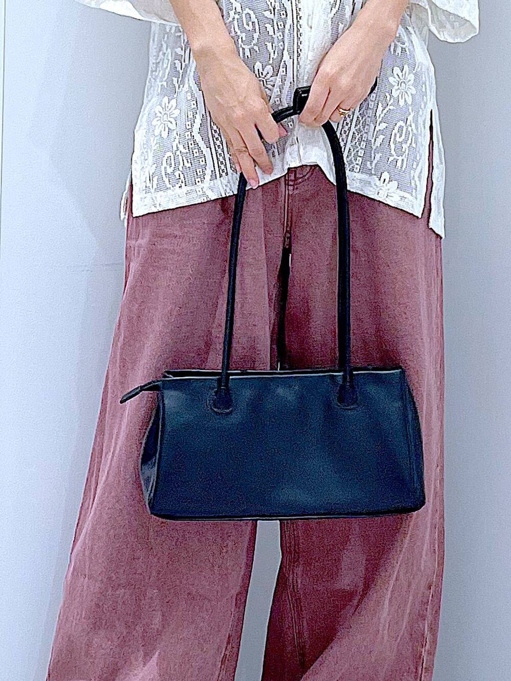 ブラック系のトートバッグ、ブラック系のサンダル、ホワイト系のシャツ/ブラウスを着用したレディースの夏コーディネートの9枚目の写真