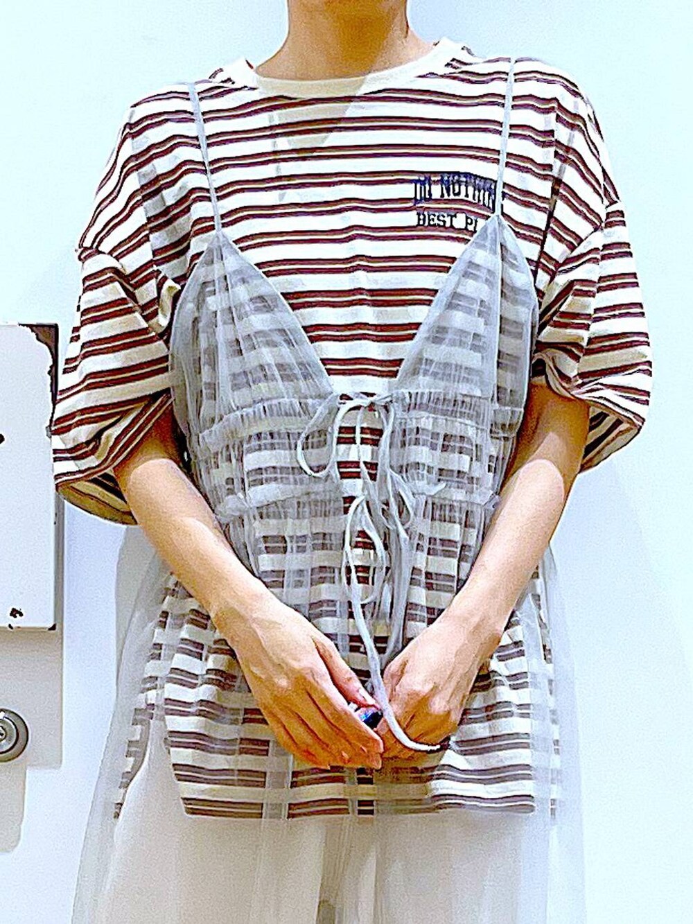 グレー系のワンピース、ホワイト系のその他パンツ、その他のパンプスを着用したレディースの春コーディネートの7枚目の写真