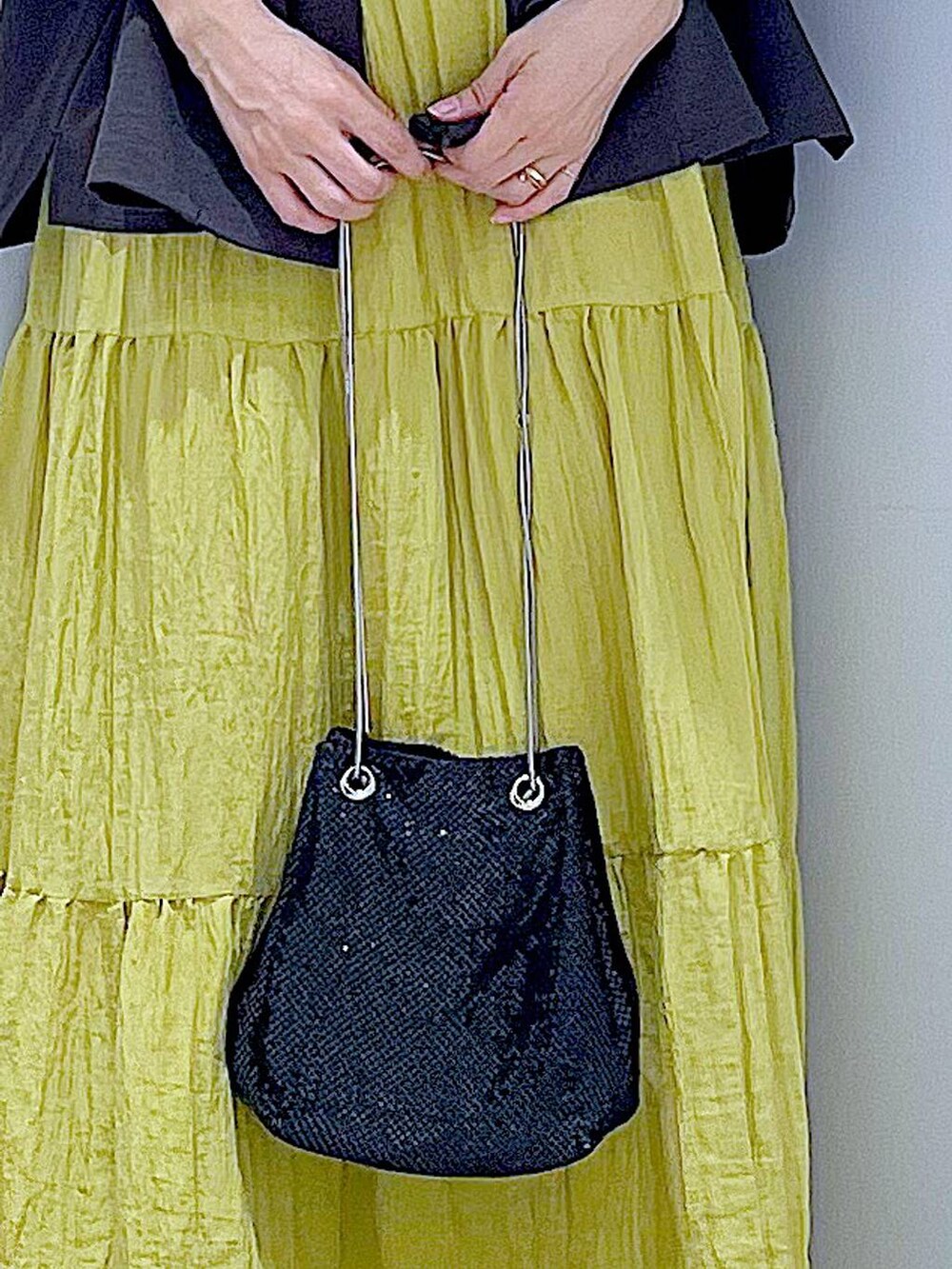 ブラック系のショルダーバッグ、その他のTシャツ/カットソー、ブラック系のサンダルを着用したレディースの夏コーディネートの9枚目の写真