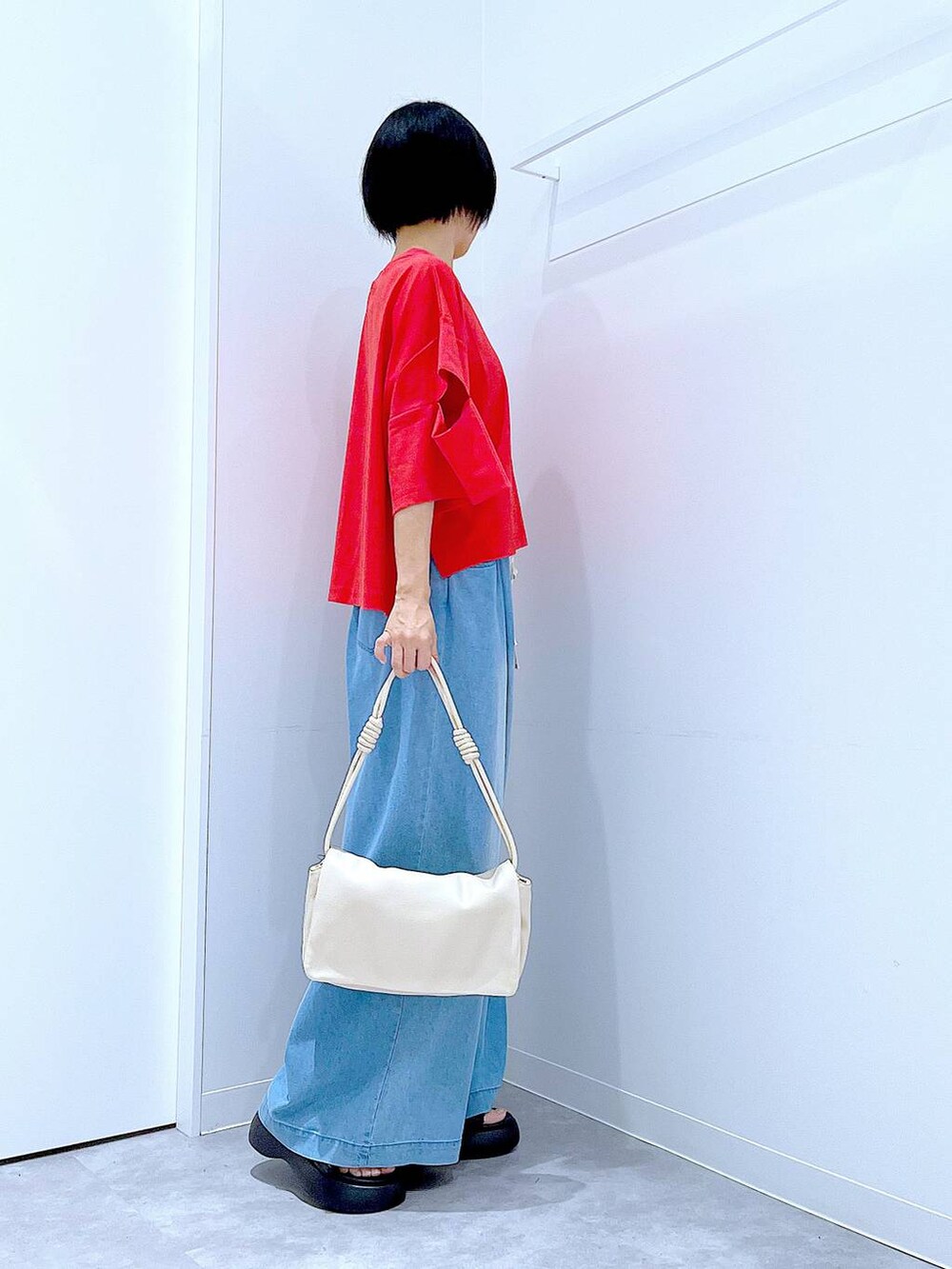 ブラック系のサンダル、レッド系のTシャツ/カットソー、ホワイト系のショルダーバッグを着用したレディースの夏コーディネートの4枚目の写真