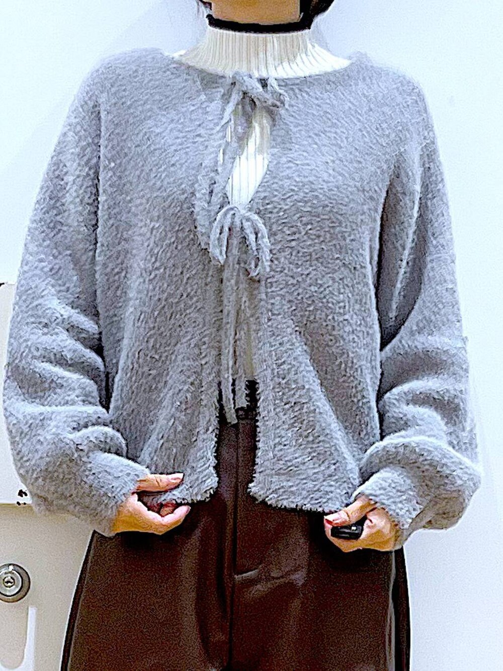 ベージュ系のニット/セーター、ブラック系のブーツ、ブラウン系のその他パンツを着用したレディースの秋コーディネートの7枚目の写真