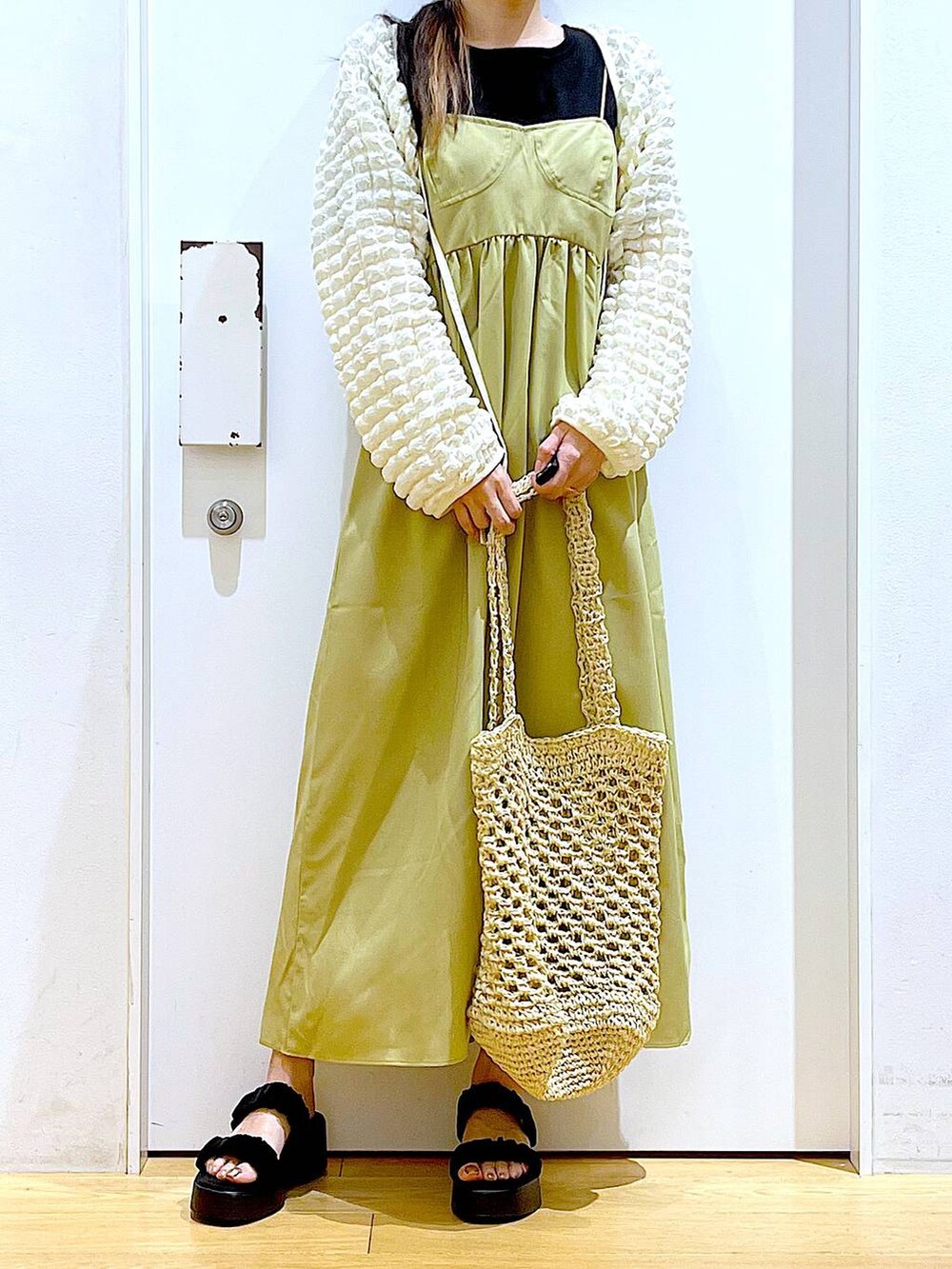 ブラック系のサンダル、ホワイト系のトートバッグ、ベージュ系のカーディガン/ボレロを着用したレディースの夏コーディネートの6枚目の写真