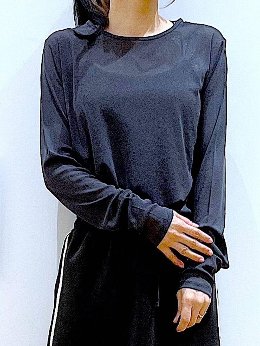 ブラック系のスカート、ピンク系のショルダーバッグ、ブラック系のスニーカーを着用したレディースの春コーディネートの7枚目の写真