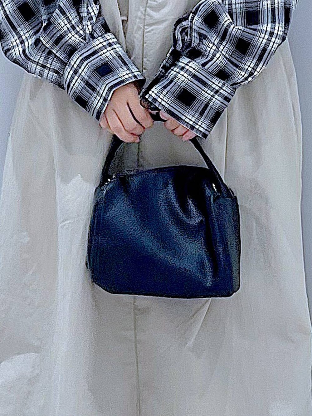 ホワイト系のローファー、ブラック系のショルダーバッグ、グレー系のワンピースを着用したレディースの秋コーディネートの9枚目の写真