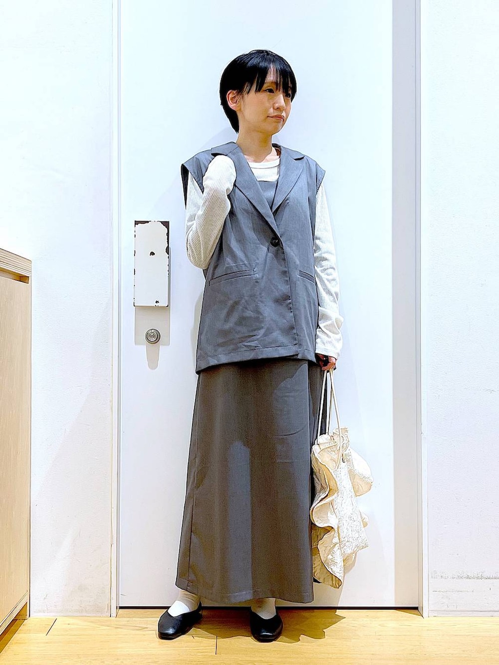 「リラックス、若見え、ゆったり、休日コーデ、骨格ウェーブ、LAKOLE、きれいめ、シンプルコーデ、キャミワンピース、ワンピース、春コーデ、パンプス、ショルダーバッグ、フラットシューズ」｜「LAKOLEの【卒入式／オケージョンにも】スクエアギャザーフラットパンプス / 286480（パンプス、ブラック系）」を使った、あおき@LAKOLE海老名さん（レディース・156cm）の冬コーディネートの2枚目の写真
