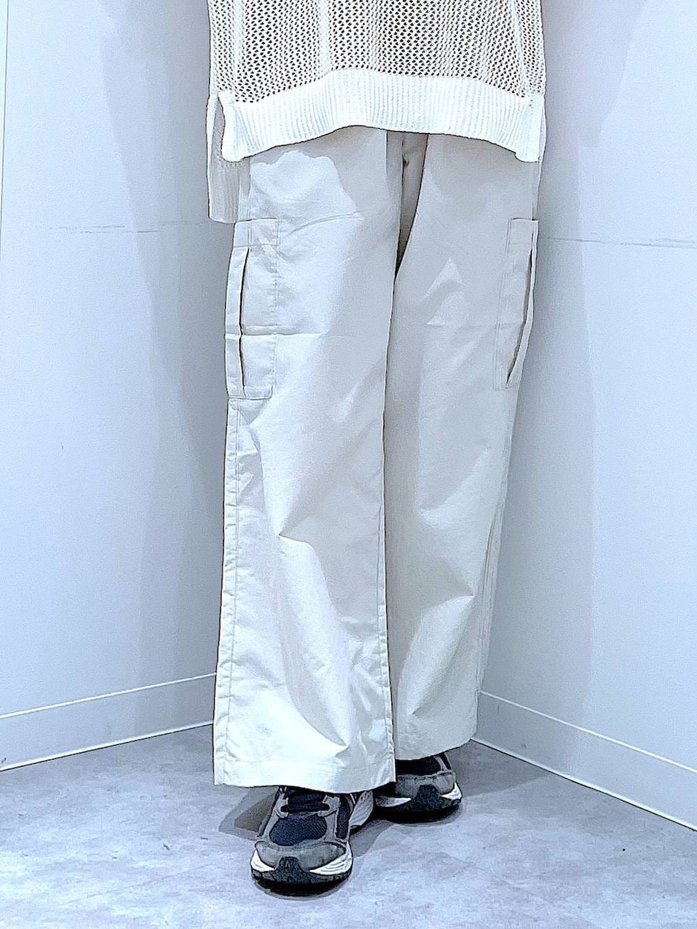 ピンク系のTシャツ/カットソー、ホワイト系のショルダーバッグ、ホワイト系のニット/セーターを着用したレディースの春コーディネートの8枚目の写真