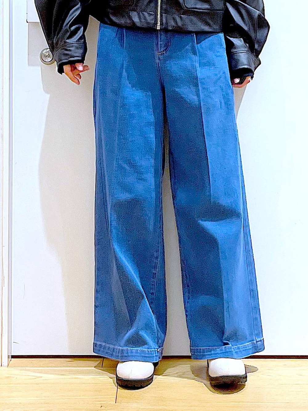 ブラック系のブルゾン、ブルー系のデニムパンツ、その他のニット/セーターを着用したレディースの冬コーディネートの8枚目の写真