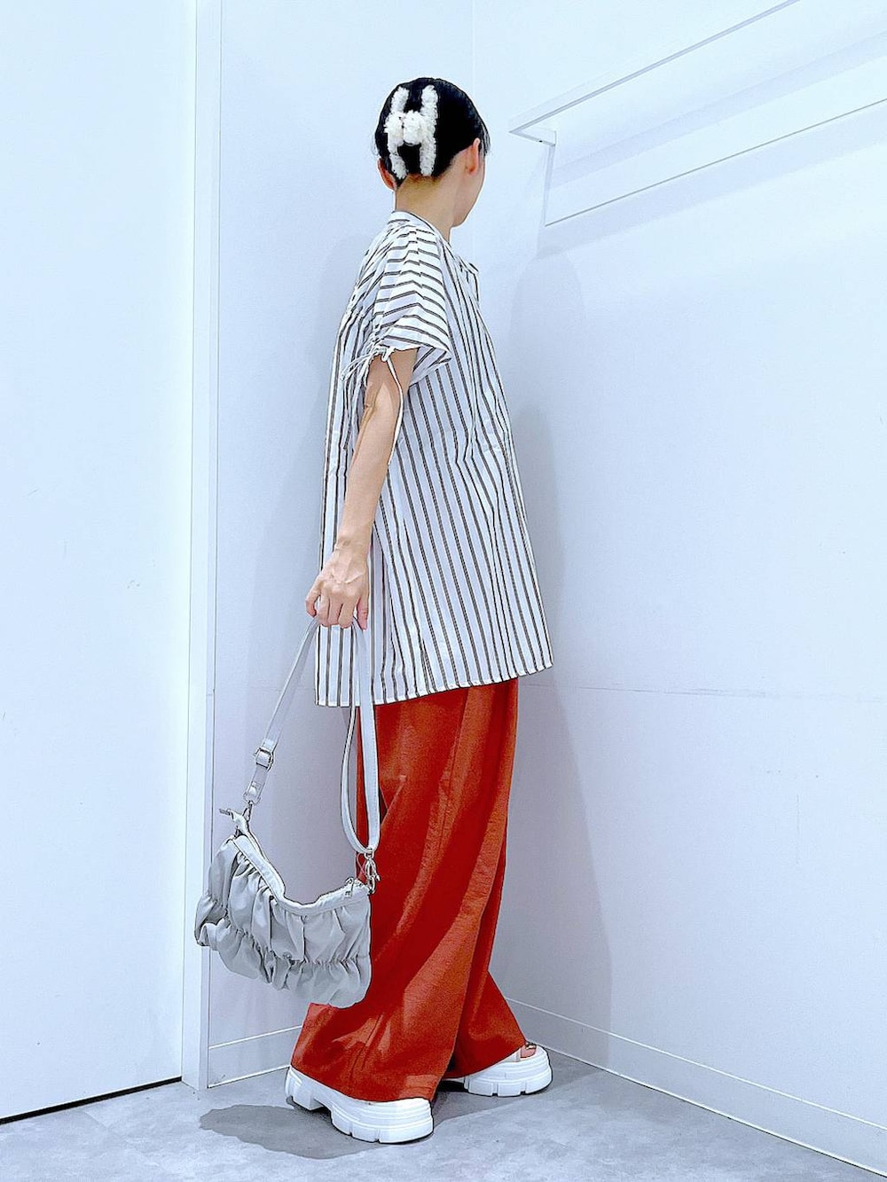 ホワイト系のサンダル、レッド系のその他パンツ、ホワイト系のシャツ/ブラウスを着用したレディースの夏コーディネートの4枚目の写真