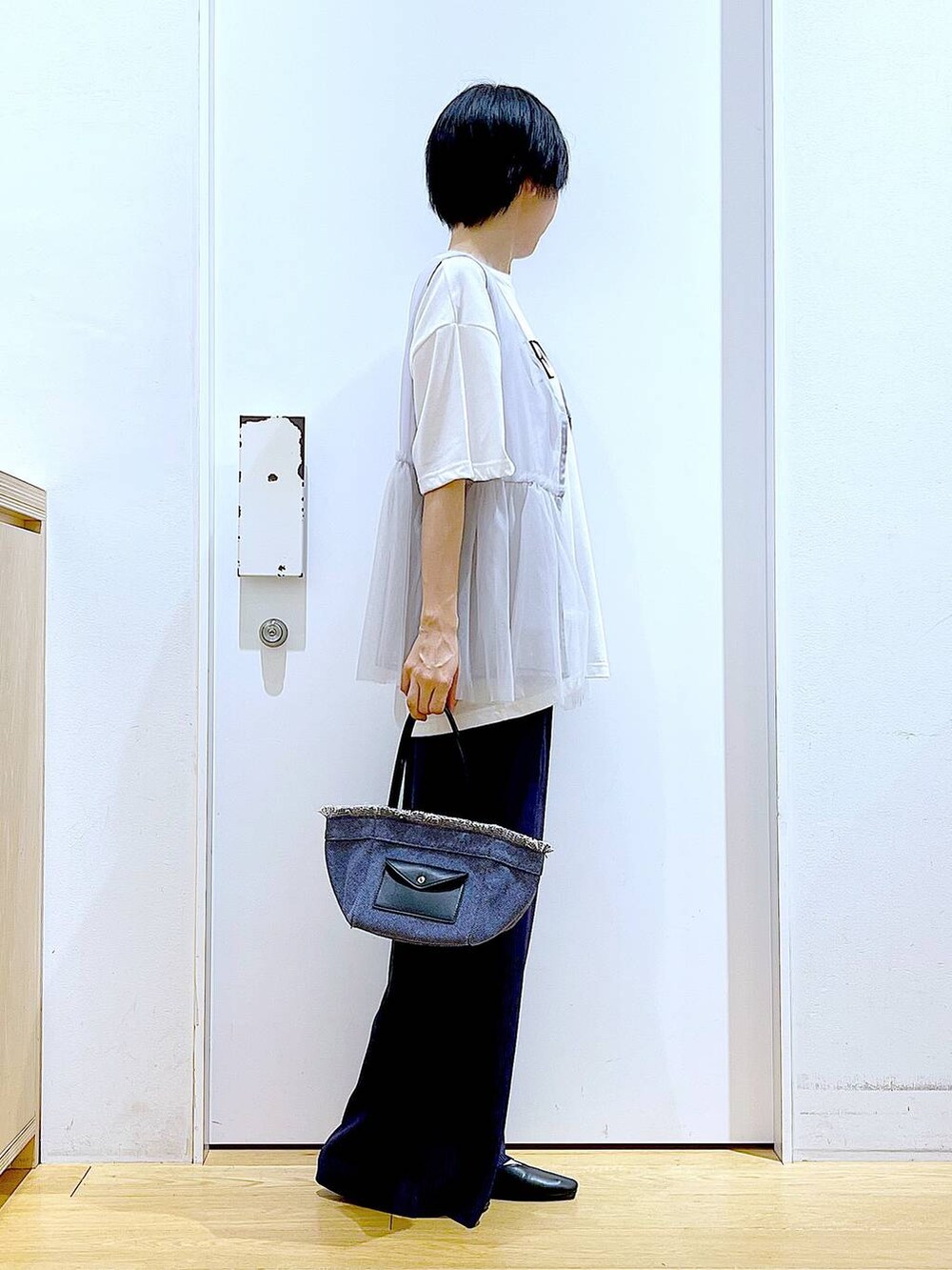 ブラック系のパンプス、ブルー系のショルダーバッグ、ホワイト系のTシャツ/カットソーを着用したレディースの夏コーディネートの4枚目の写真