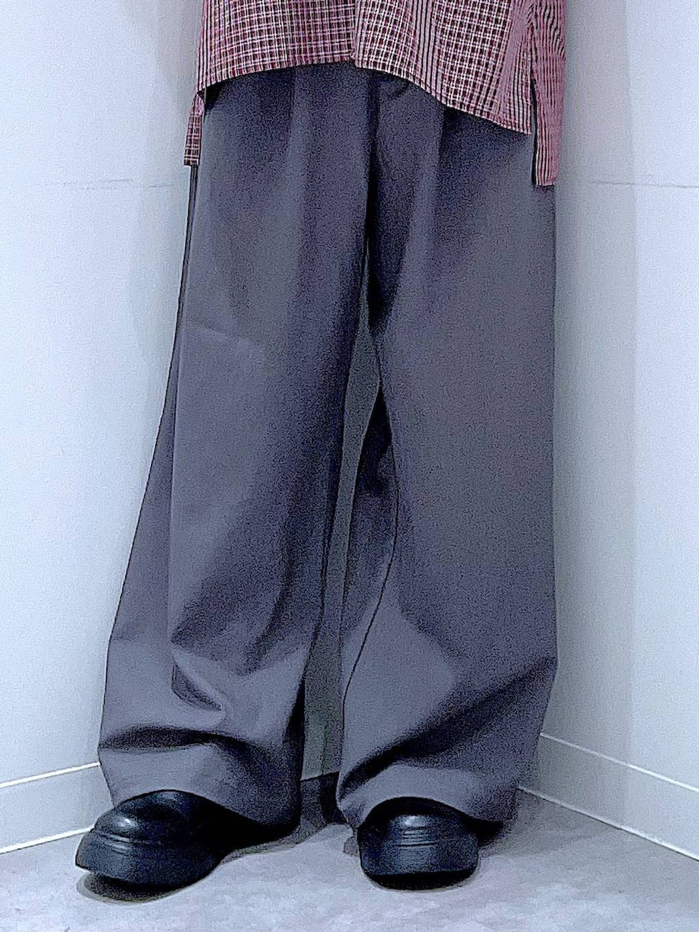 グレー系のスラックス、レッド系のシャツ/ブラウス、ブラック系のその他シューズを着用したレディースの秋コーディネートの8枚目の写真