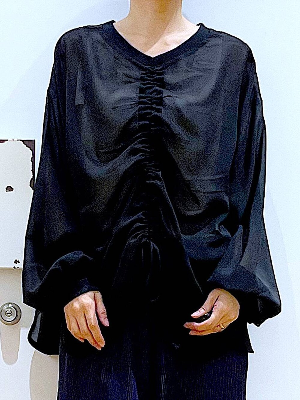 ブラック系のパンプス、ブラック系のショルダーバッグ、ブラック系のシャツ/ブラウスを着用したレディースの夏コーディネートの7枚目の写真