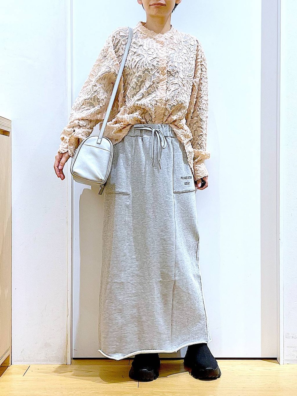 「リラックス、若見え、ゆったり、休日コーデ、骨格ウェーブ、LAKOLE、シャツ、差し色コーデ、春コーデ、春色、スカート、カジュアルコーデ、カジュアル、楽ちんコーデ、ショルダーバッグ」｜「LAKOLEのニットスニーカーソールブーツ / 140064（ブーツ、ブラック系）」を使った、あおき@LAKOLE海老名さん（レディース・156cm）の冬コーディネートの6枚目の写真