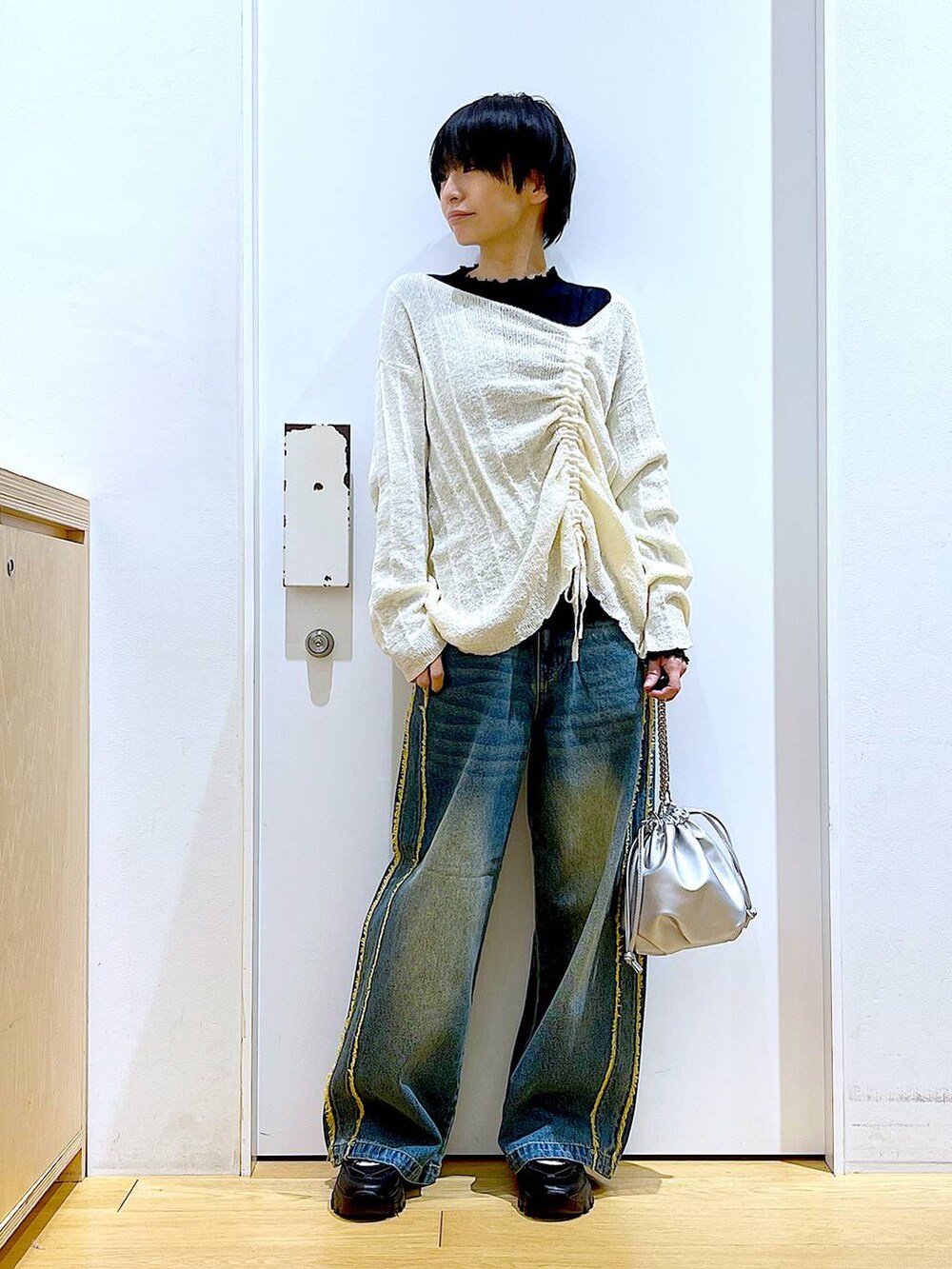 ブラック系のTシャツ/カットソー、シルバー系のショルダーバッグ、ブラック系のスニーカーを着用したレディースの春コーディネートの2枚目の写真