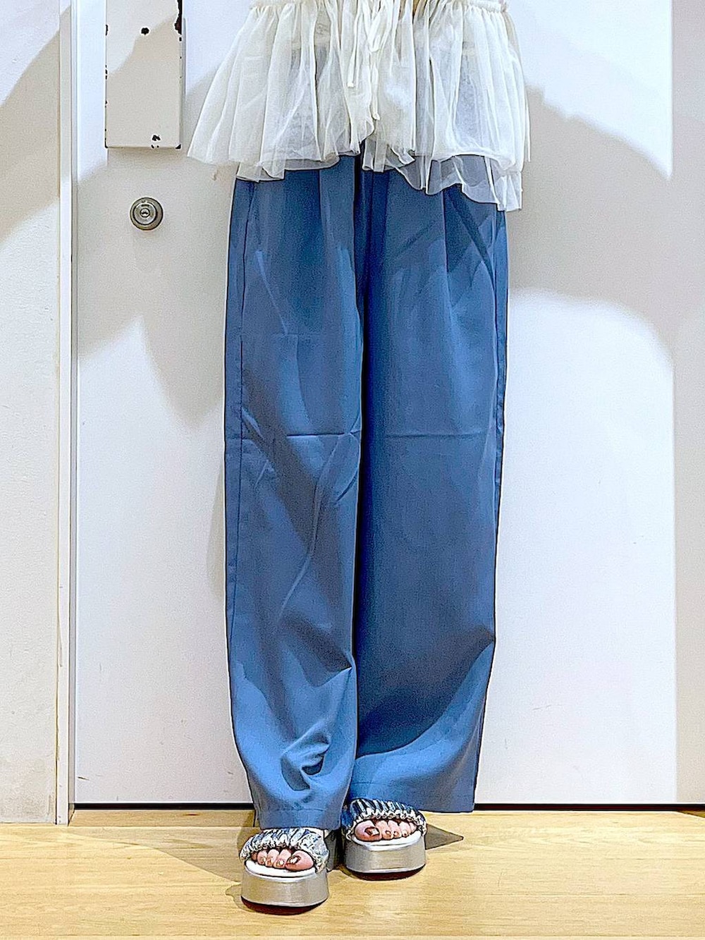 シルバー系のバックパック/リュック、ホワイト系のTシャツ/カットソー、シルバー系のサンダルを着用したレディースの夏コーディネートの8枚目の写真