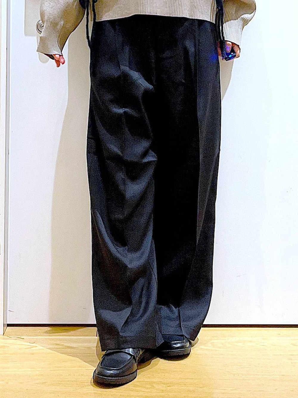 グレー系のショルダーバッグ、ブラック系のローファー、ブラウン系のニット/セーターを着用したレディースの冬コーディネートの8枚目の写真