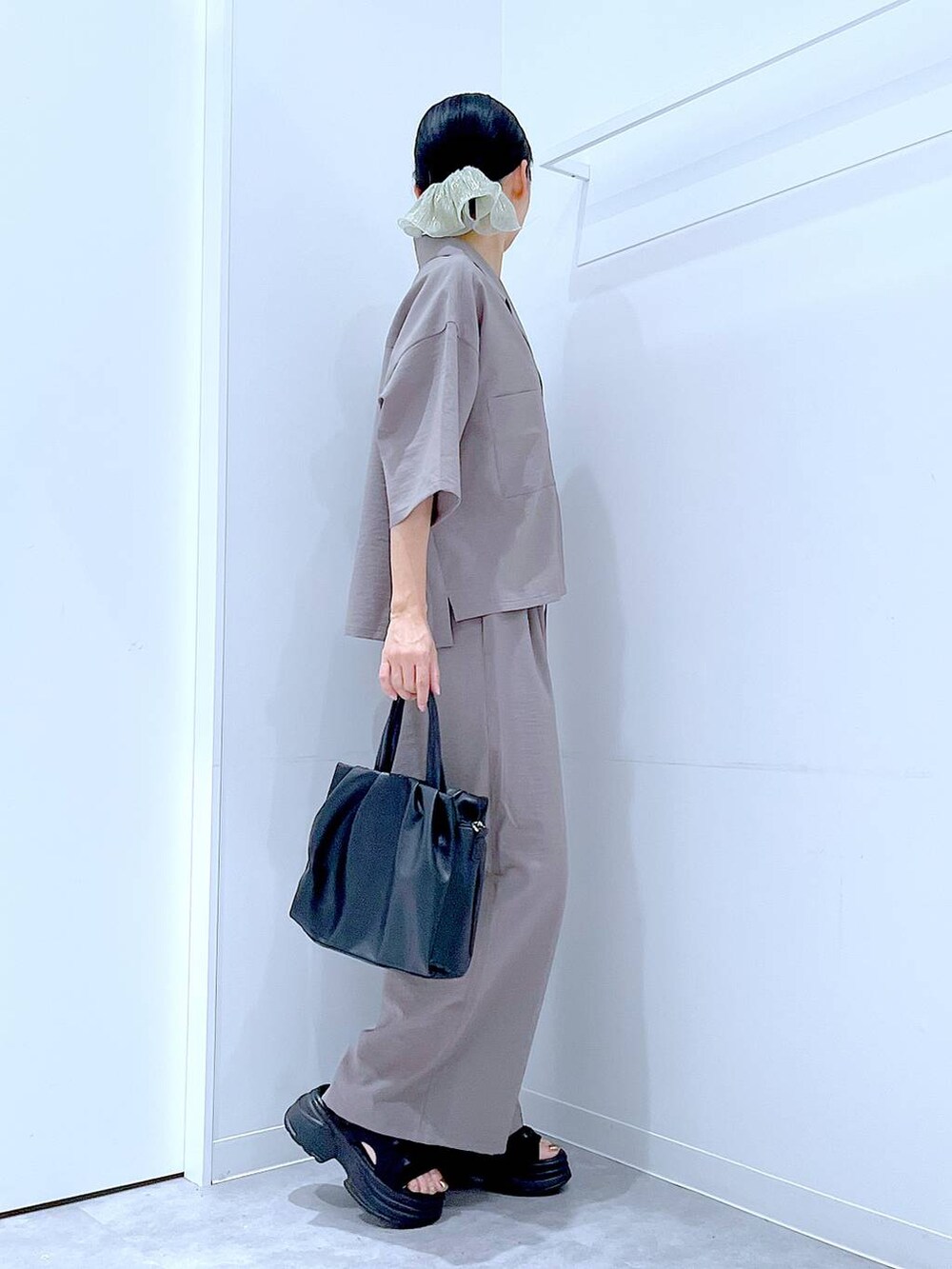 ブラック系のサンダル、ブラウン系のその他パンツ、ブラウン系のシャツ/ブラウスを着用したレディースの夏コーディネートの4枚目の写真