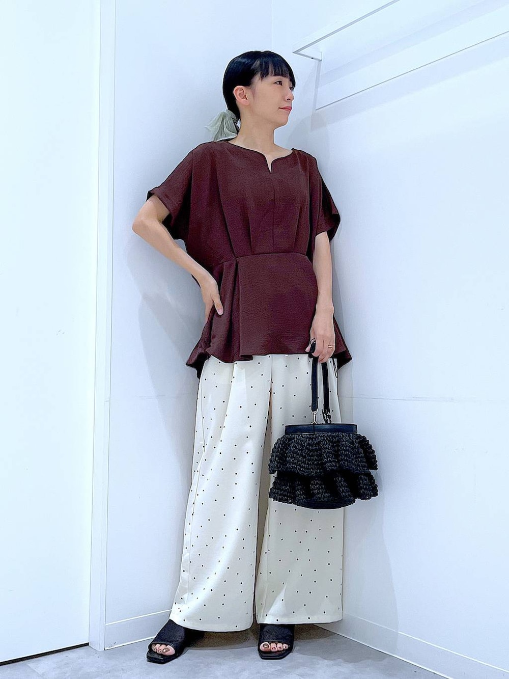 その他のその他パンツ、ベージュ系のショルダーバッグ、ブラック系のサンダルを着用したレディースの夏コーディネートの2枚目の写真