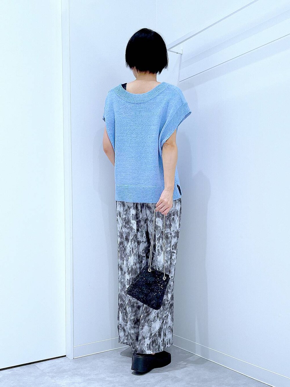 ブラック系のサンダル、ブラック系のショルダーバッグ、グレー系のその他パンツを着用したレディースの夏コーディネートの5枚目の写真