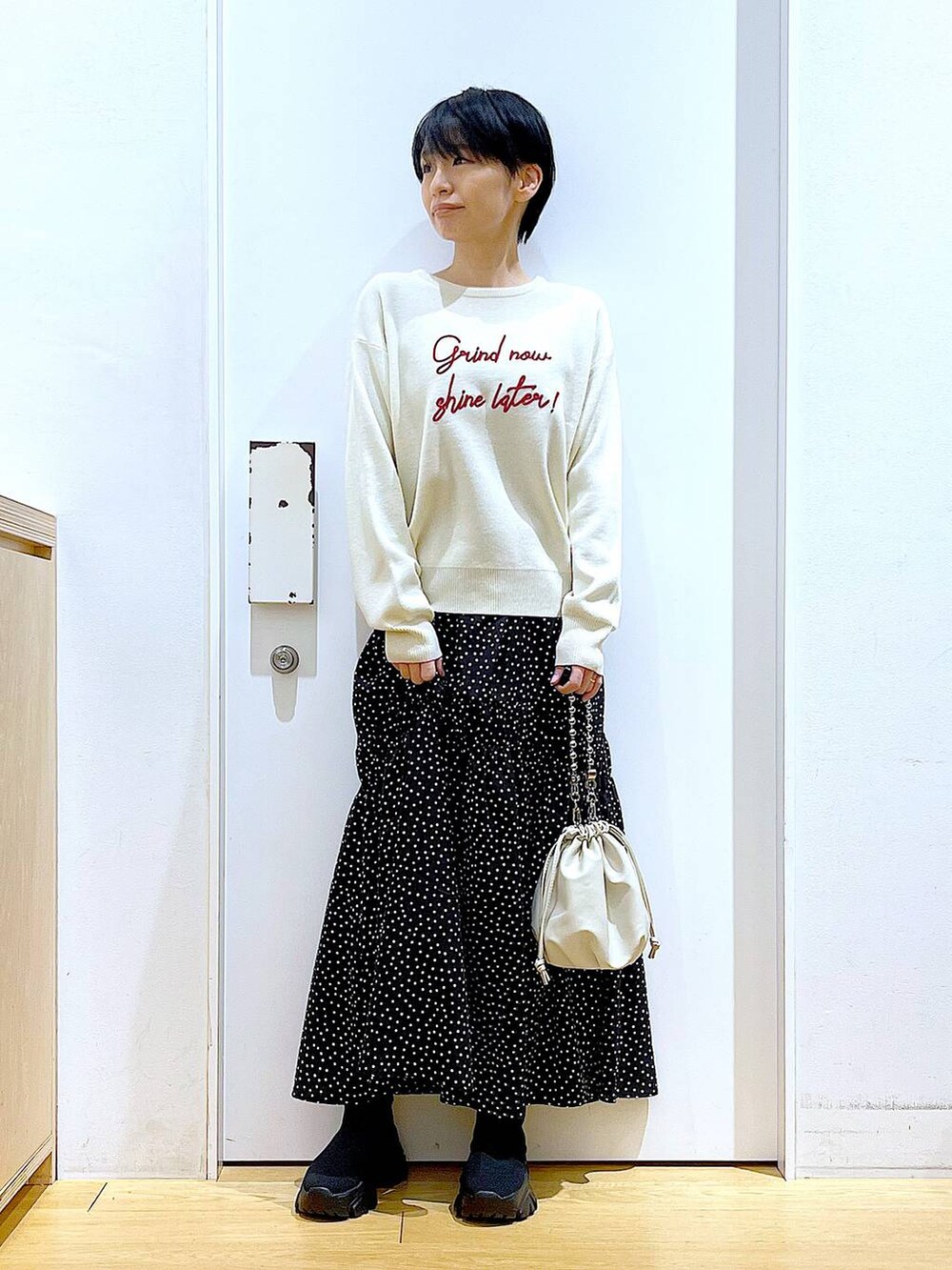 「リラックス、若見え、ゆったり、休日コーデ、骨格ウェーブ、LAKOLE、ニット、スカート、カジュアルコーデ、カジュアル、春コーデ、ショルダーバッグ、ブーツ、おでかけ、楽ちんコーデ」｜「LAKOLEのチェーンハンドル2WAYショルダーバッグ / 132223（ショルダーバッグ、ベージュ系）」を使った、あおき@LAKOLE海老名さん（レディース・156cm）の冬コーディネートの2枚目の写真