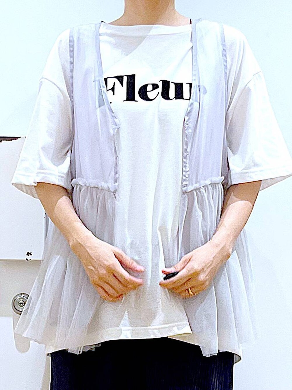 ブラック系のパンプス、ブルー系のショルダーバッグ、ホワイト系のTシャツ/カットソーを着用したレディースの夏コーディネートの7枚目の写真