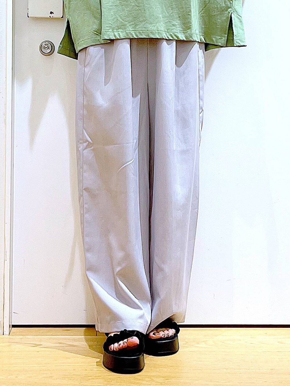 ブラック系のサンダル、その他のトートバッグ、グレー系のその他パンツを着用したレディースの夏コーディネートの8枚目の写真