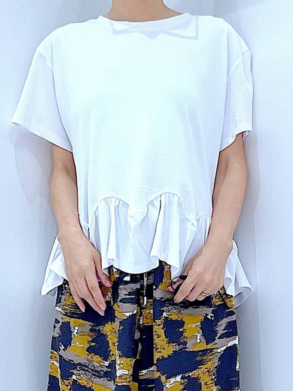 ホワイト系のTシャツ/カットソー、グレー系のその他パンツ、ホワイト系のサンダルを着用したレディースの夏コーディネートの7枚目の写真