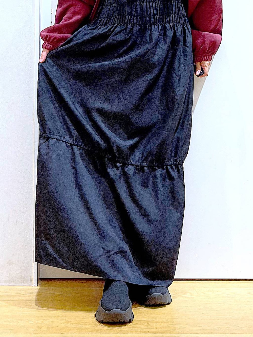 ブラック系のブーツ、ブラック系のショルダーバッグ、ブラック系のワンピースを着用したレディースの秋コーディネートの8枚目の写真