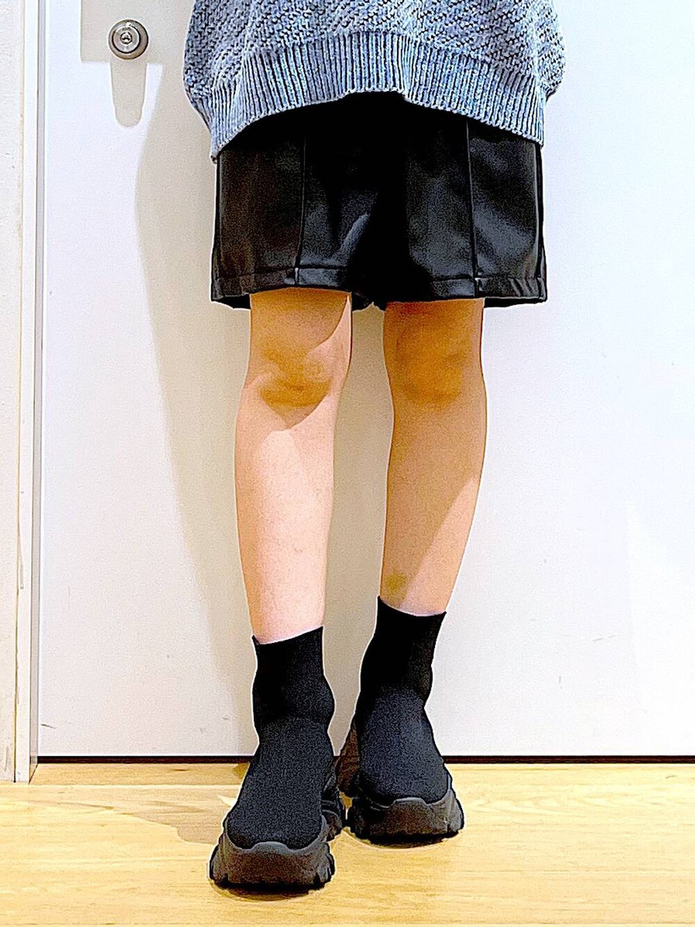 ブルー系のニット/セーター、ブラック系のブーツ、その他のショルダーバッグを着用したレディースの冬コーディネートの8枚目の写真