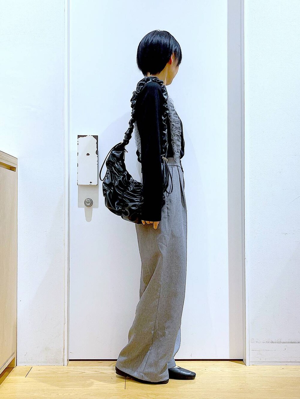 ブラック系のパンプス、ブラック系のTシャツ/カットソー、グレー系のその他パンツを着用したレディースの夏コーディネートの4枚目の写真