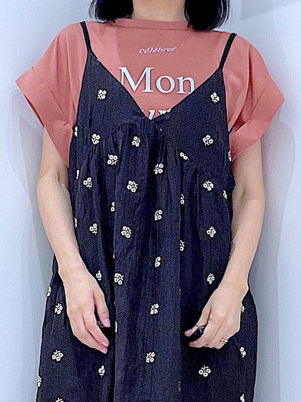 ブラウン系のTシャツ/カットソー、ブラック系のワンピース、ホワイト系のトートバッグを着用したレディースの夏コーディネートの7枚目の写真