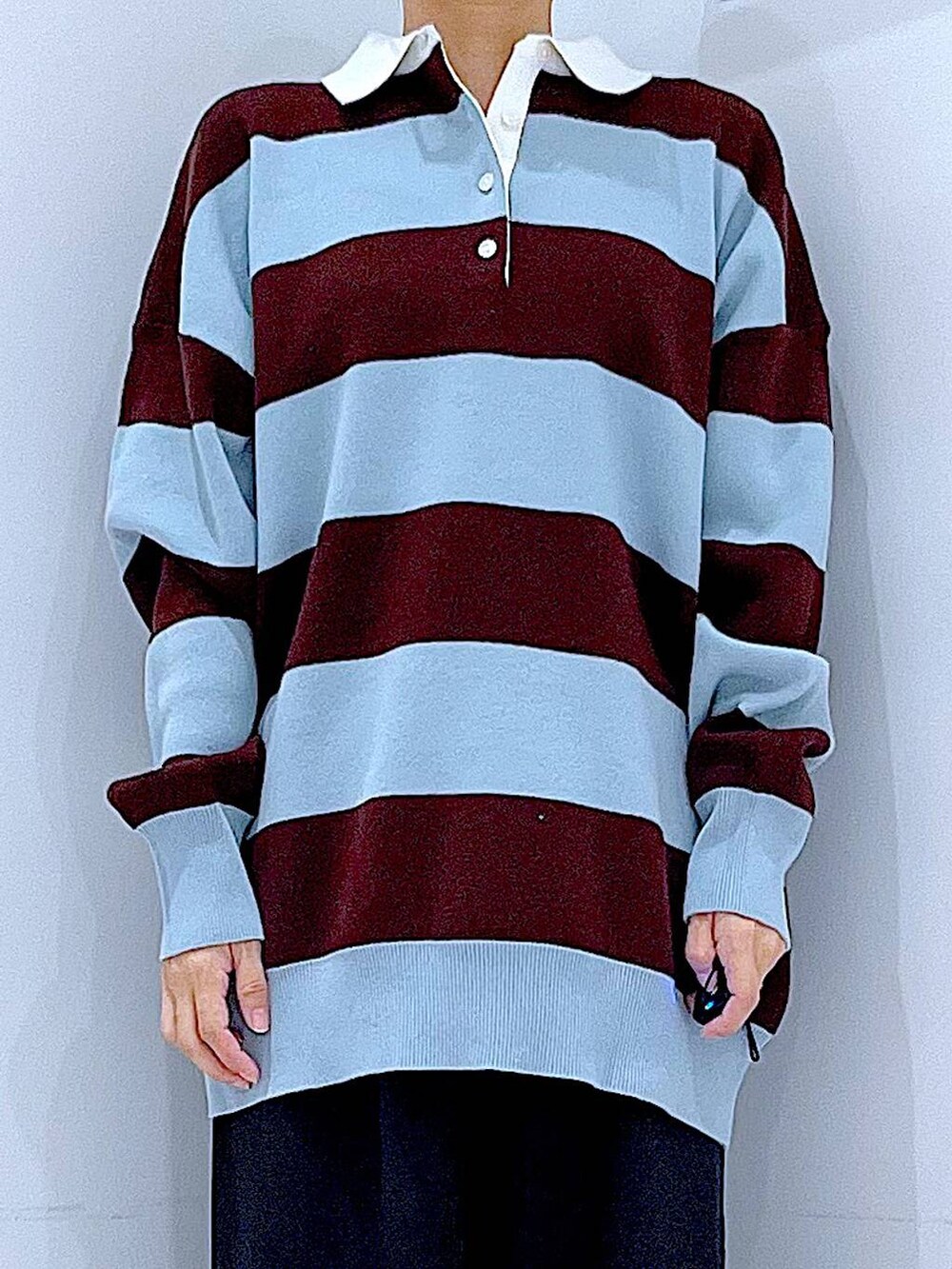 ブラック系のその他パンツ、ブラック系のショルダーバッグ、ブラウン系のニット/セーターを着用したレディースの秋コーディネートの7枚目の写真