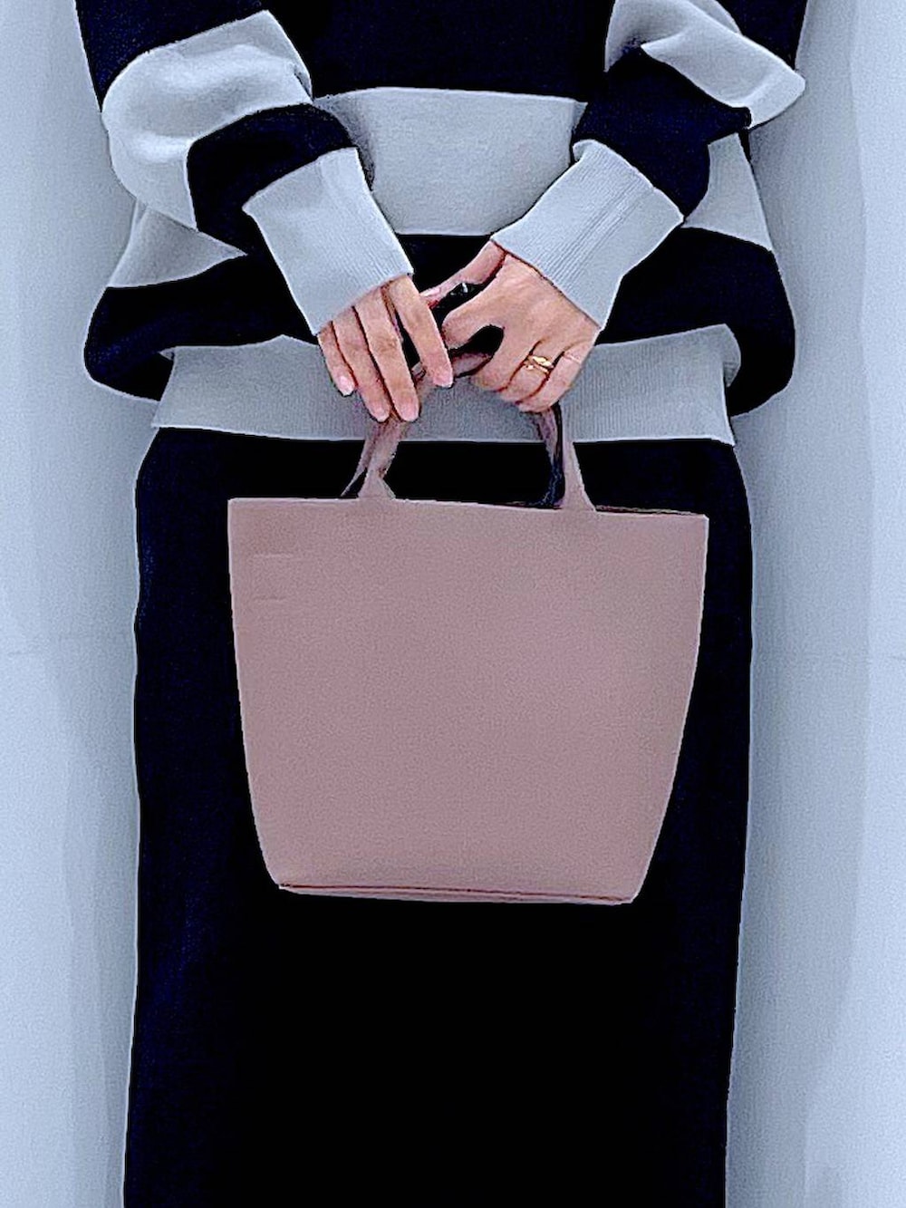 ブラック系のショルダーバッグ、ブラック系のニット/セーター、ブラック系のブーツを着用したレディースの秋コーディネートの9枚目の写真