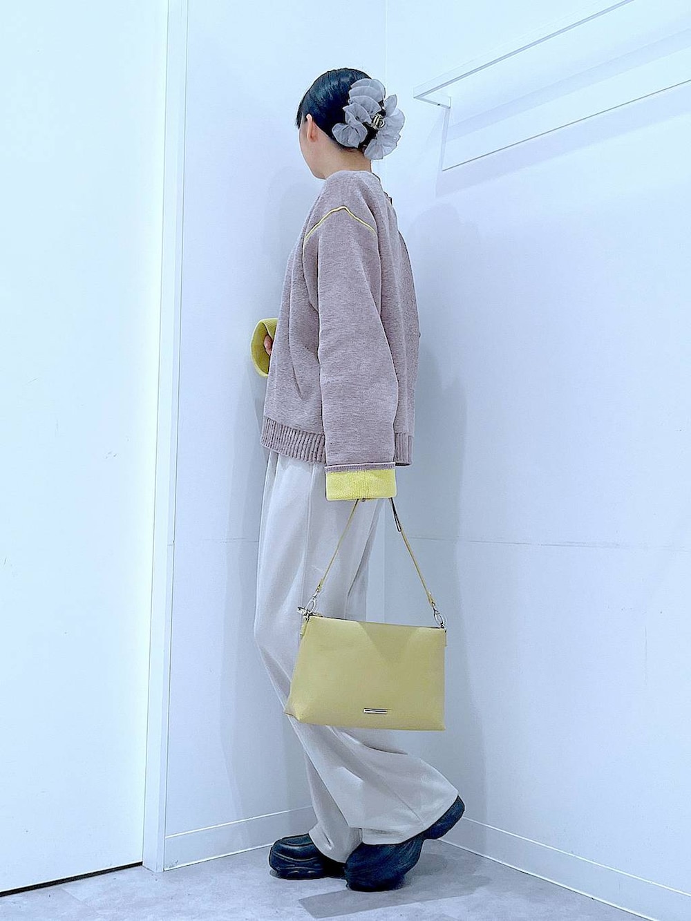 ベージュ系のショルダーバッグ、グレー系のその他パンツ、ブラウン系のニット/セーターを着用したレディースの秋コーディネートの3枚目の写真