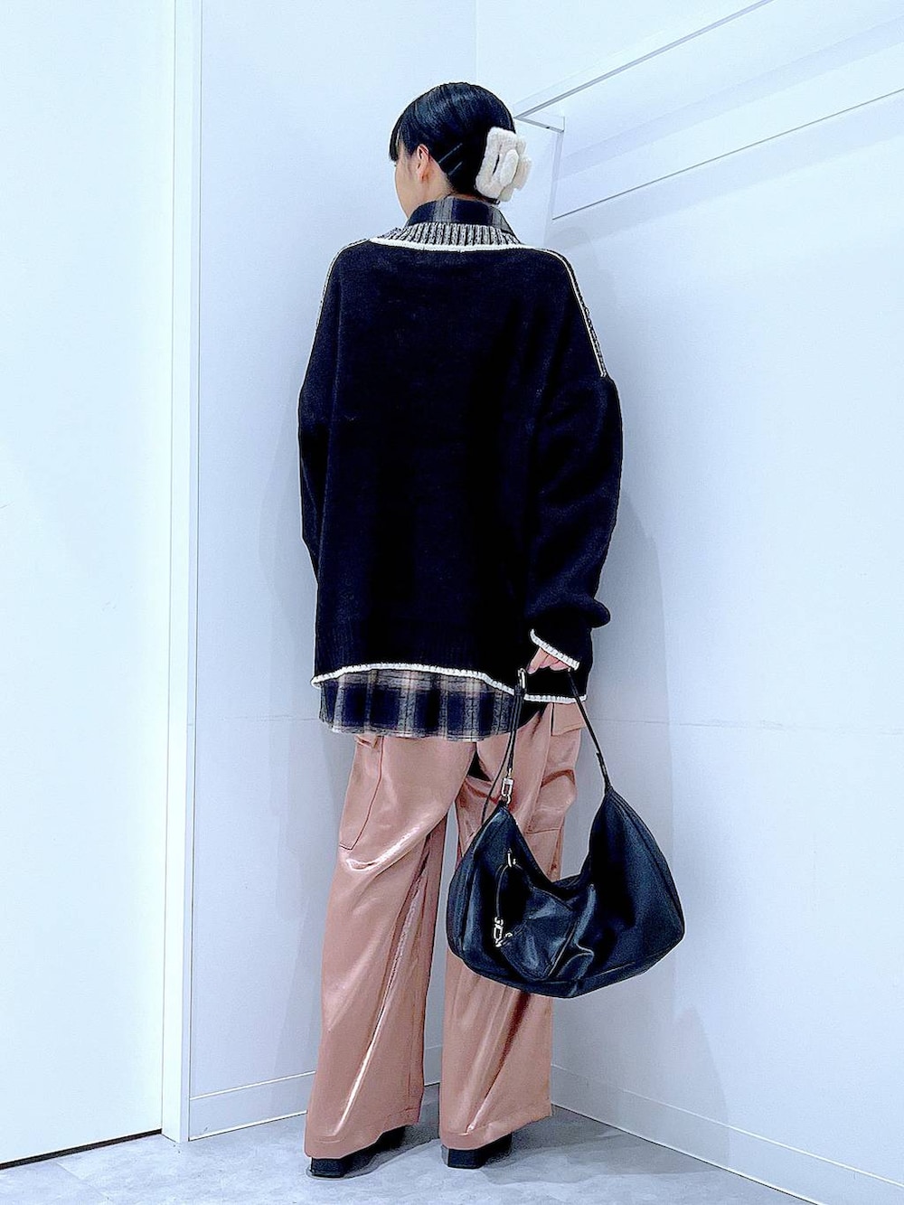 ブラック系のブーツ、ブラック系のシャツ/ブラウス、ブラック系のショルダーバッグを着用したレディースの冬コーディネートの5枚目の写真