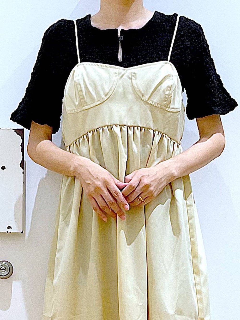 ブラック系のサンダル、イエロー系のワンピース、ブラック系のカーディガン/ボレロを着用したレディースの夏コーディネートの7枚目の写真