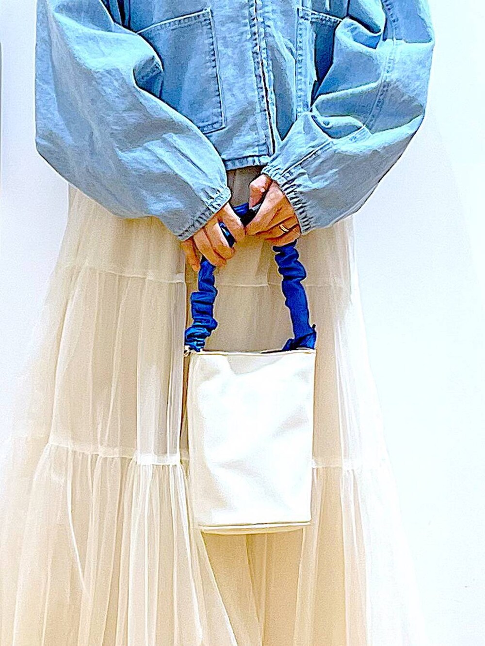 ブルー系のショルダーバッグ、ブルー系のデニムジャケット、その他のパンプスを着用したレディースの春コーディネートの9枚目の写真