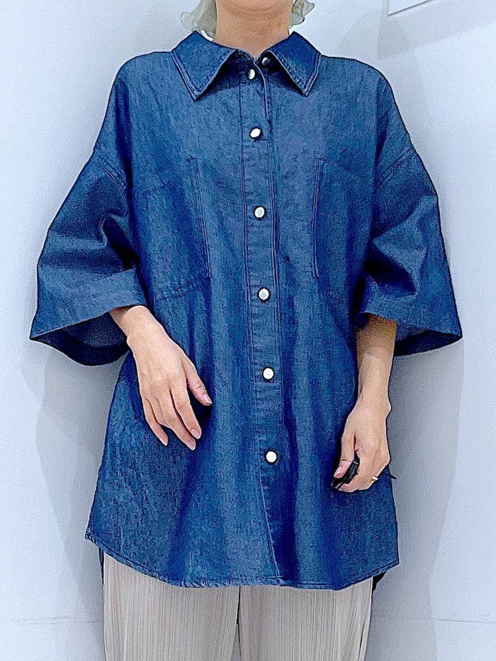 ベージュ系のその他パンツ、ブラック系のサンダル、ブルー系のシャツ/ブラウスを着用したレディースの夏コーディネートの7枚目の写真