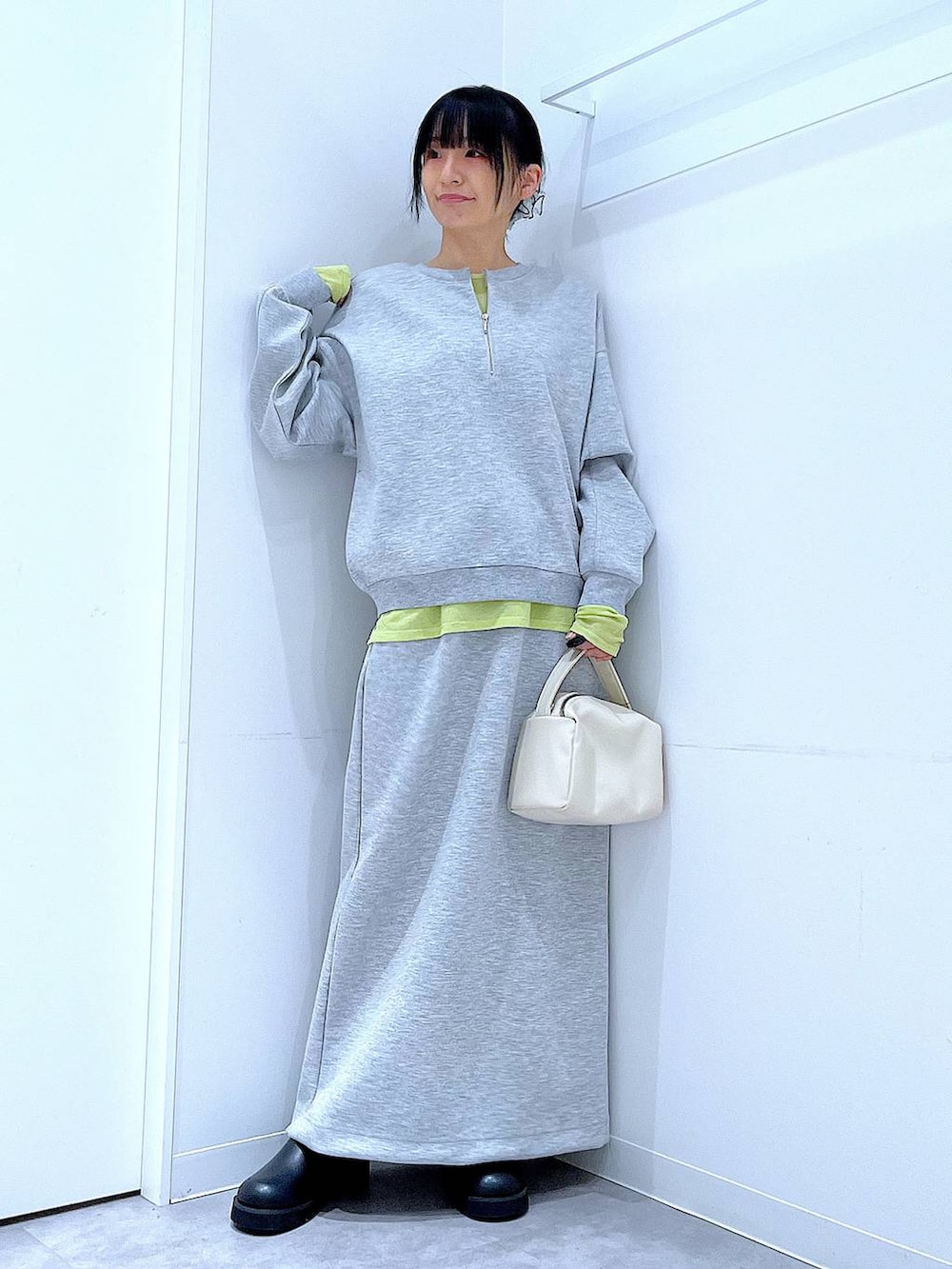 グリーン系のTシャツ/カットソー、ホワイト系のショルダーバッグ、ブラック系のサンダルを着用したレディースの春コーディネートの2枚目の写真