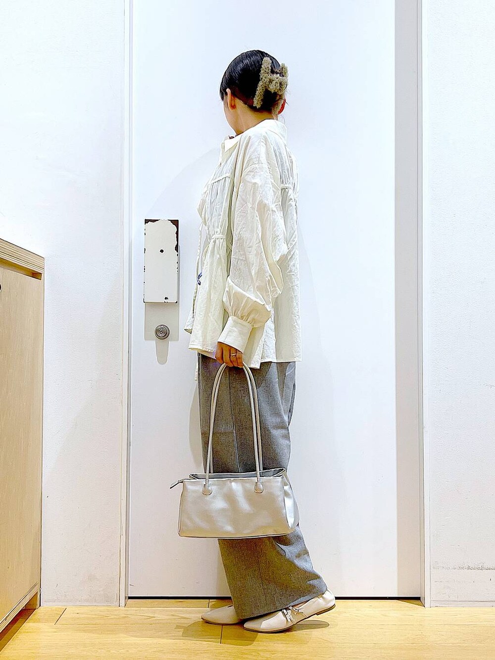 ホワイト系のパンプス、ホワイト系のシャツ/ブラウス、シルバー系のトートバッグを着用したレディースの秋コーディネートの3枚目の写真