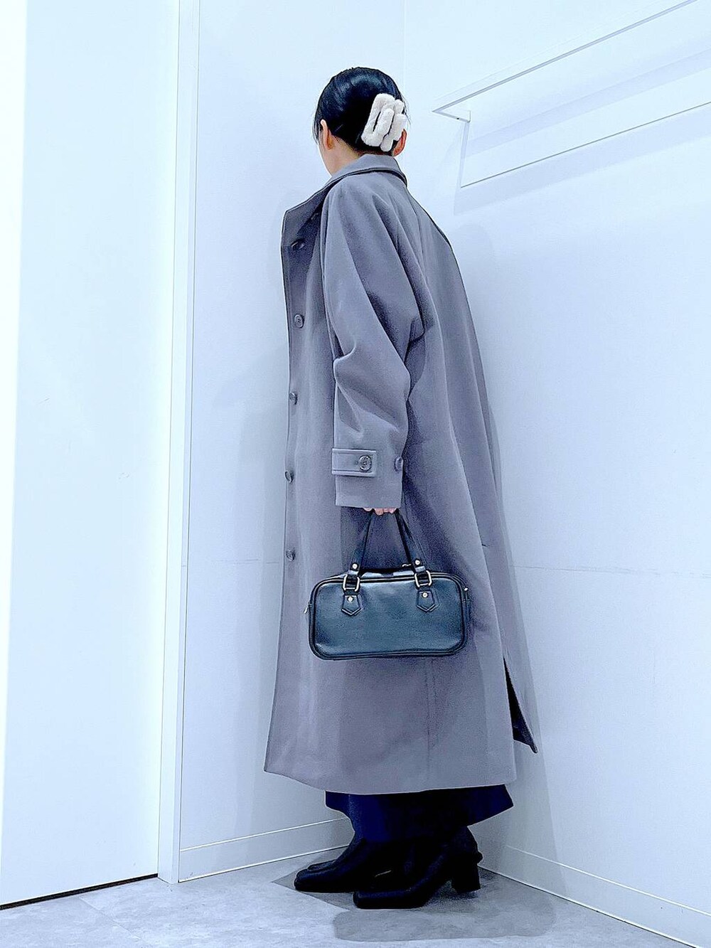 グレー系のその他アウター、ホワイト系のニット/セーター、ブルー系のスカートを着用したレディースの秋コーディネートの3枚目の写真