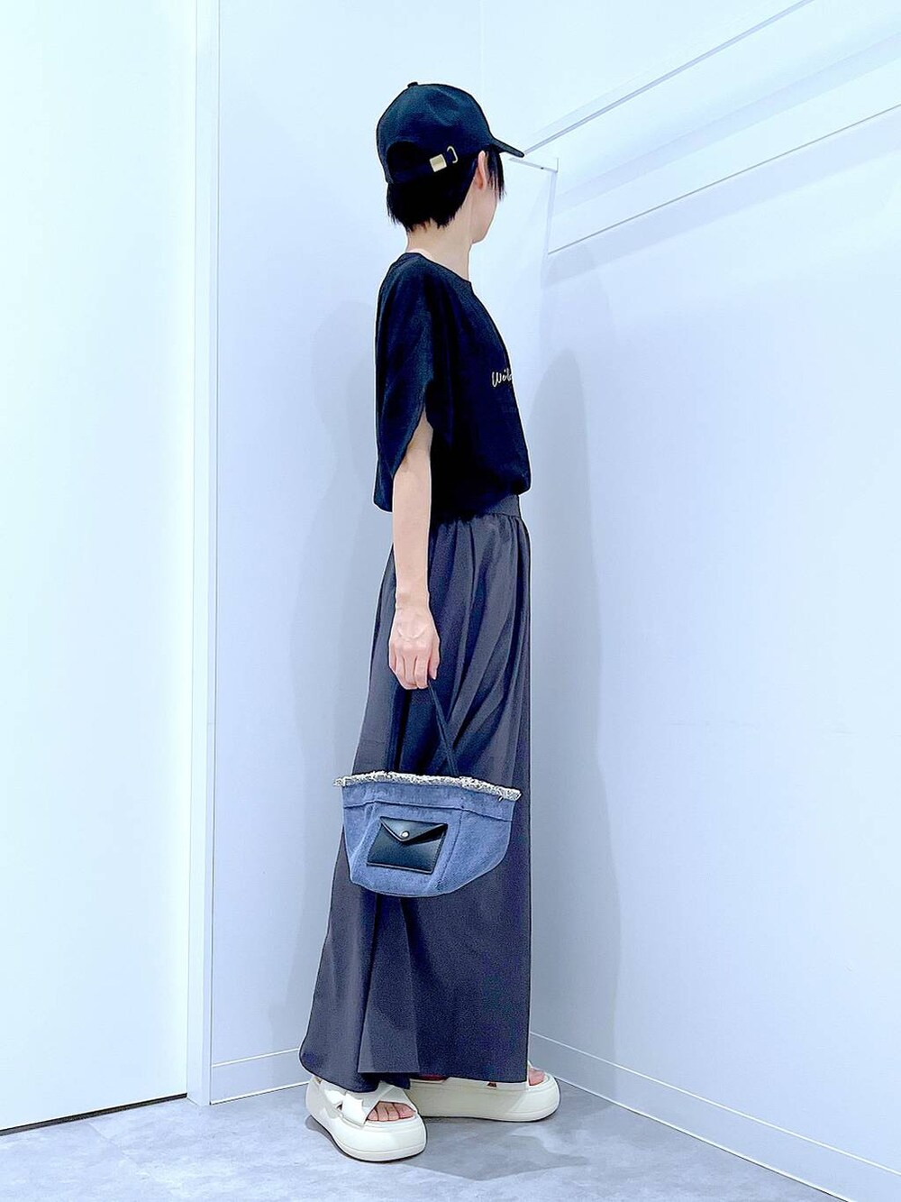 ブルー系のショルダーバッグ、ホワイト系のサンダル、グレー系のその他パンツを着用したレディースの夏コーディネートの4枚目の写真