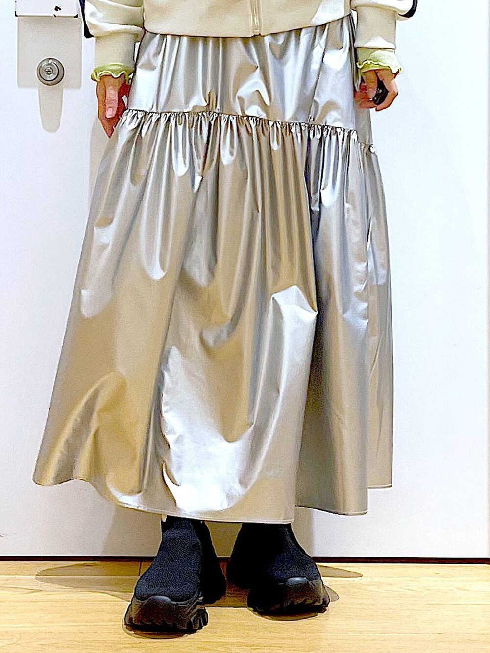 グリーン系のTシャツ/カットソー、ベージュ系のブルゾン、ブラック系のスニーカーを着用したレディースの春コーディネートの8枚目の写真