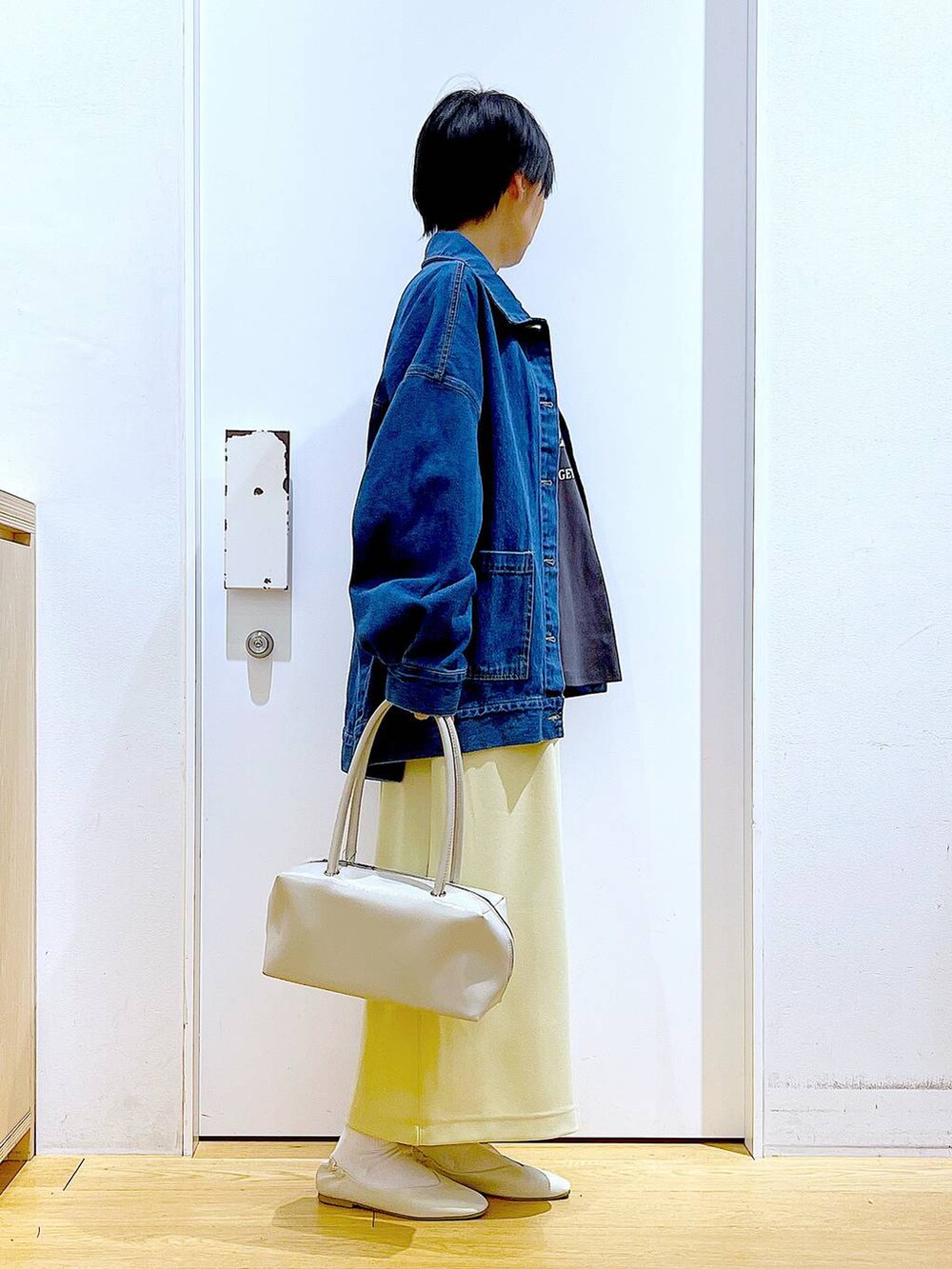「リラックス、若見え、ゆったり、休日コーデ、骨格ウェーブ、LAKOLE、ロンT、シンプル、シンプルコーデ、カジュアルコーデ、スカート、デニムジャケット、春コーデ、春アウター、楽ちんコーデ」｜「LAKOLEのエナメルスクエアボストンバッグ / 283535（ボストンバッグ、ホワイト系）」を使った、あおき@LAKOLE海老名さん（レディース・156cm）の春コーディネートの4枚目の写真
