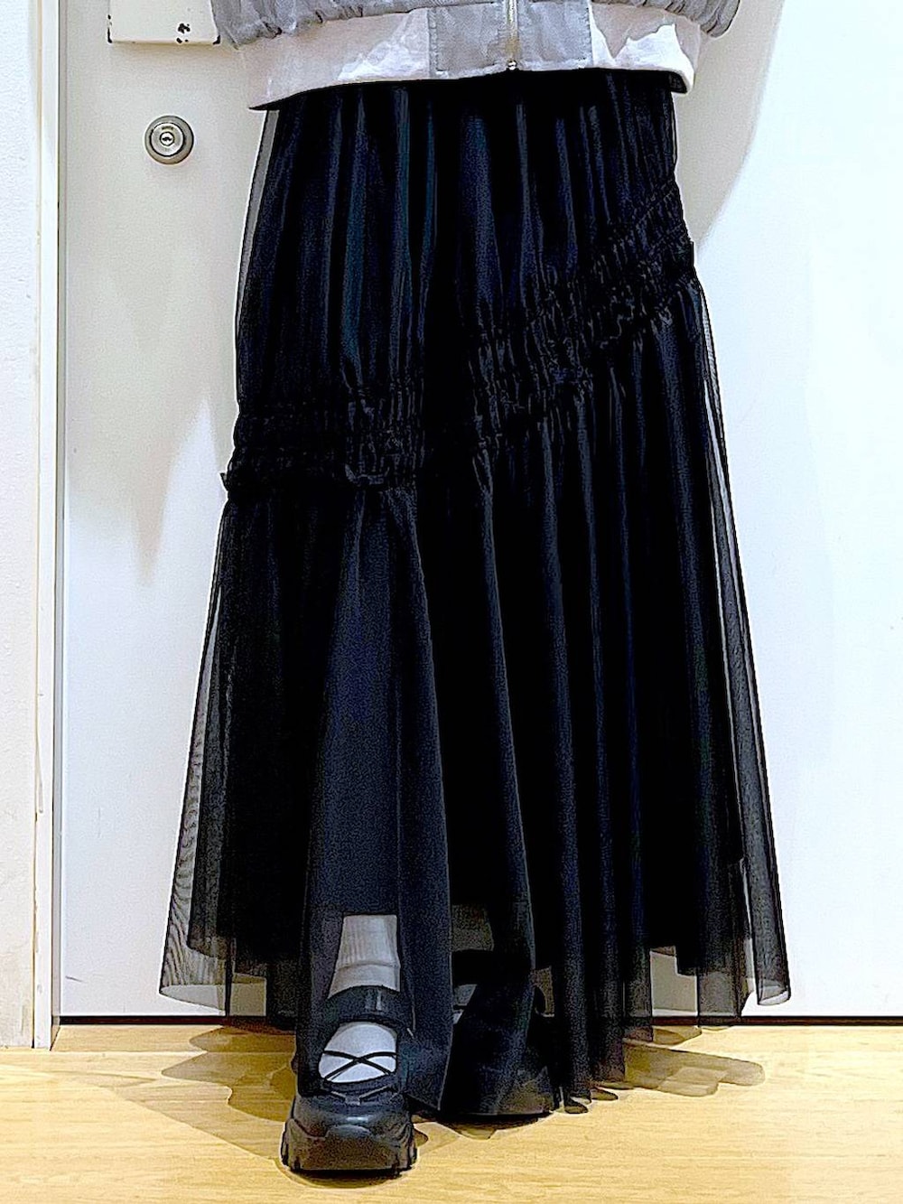 「リラックス、若見え、ゆったり、休日コーデ、骨格ウェーブ、LAKOLE、春アウター、春コーデ、カジュアルコーデ、スカート、楽ちんコーデ、シンプルコーデ、巾着バッグ、ショルダーバッグ、スニーカー」｜「LAKOLEのベルトコードスニーカー / 286524（スニーカー、ブラック系）」を使った、あおき@LAKOLE海老名さん（レディース・156cm）の春コーディネートの8枚目の写真
