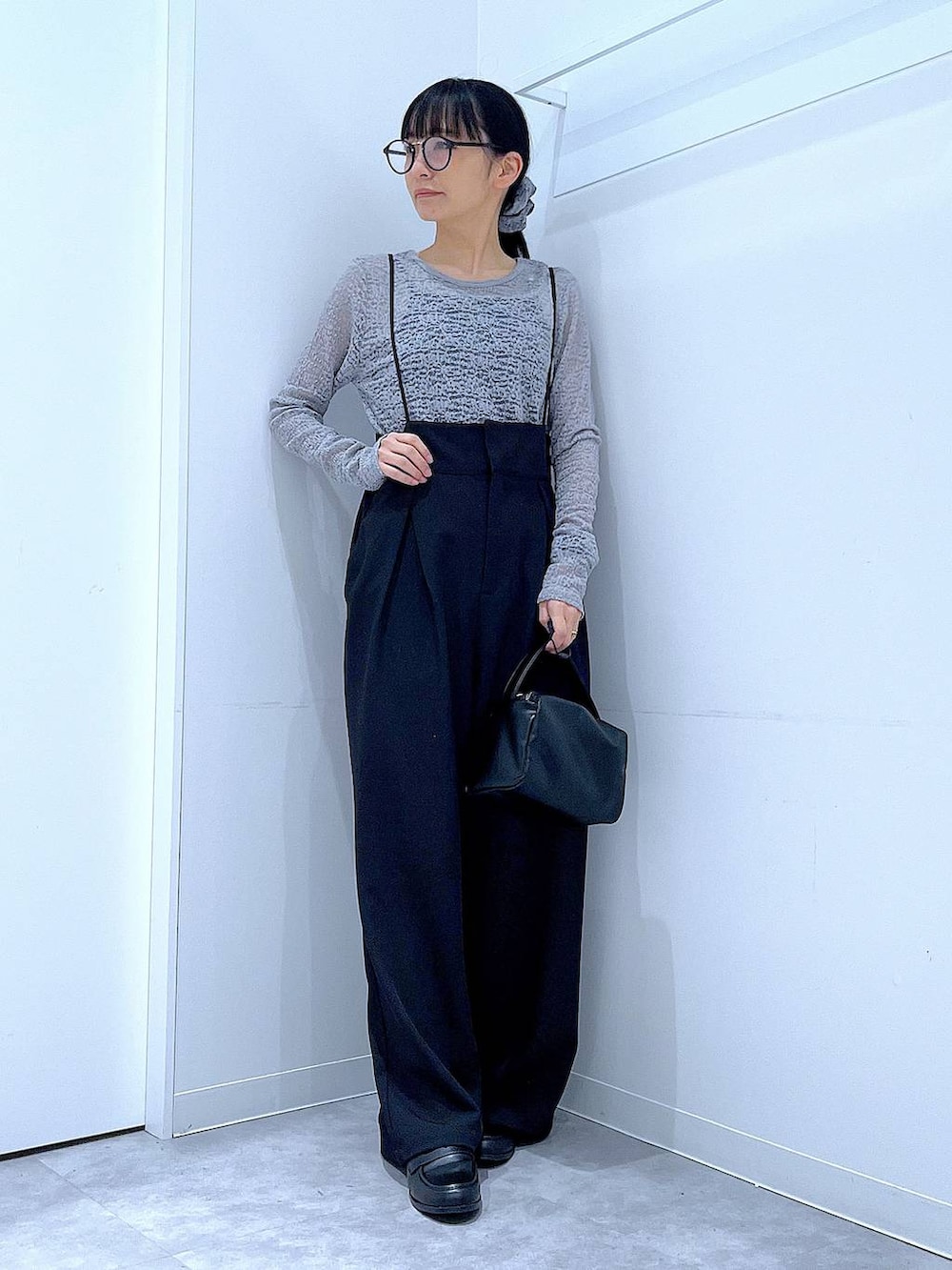 ブラック系のショルダーバッグ、ブラック系のローファー、ブラック系のサロペット/オーバーオールを着用したレディースの冬コーディネートの2枚目の写真