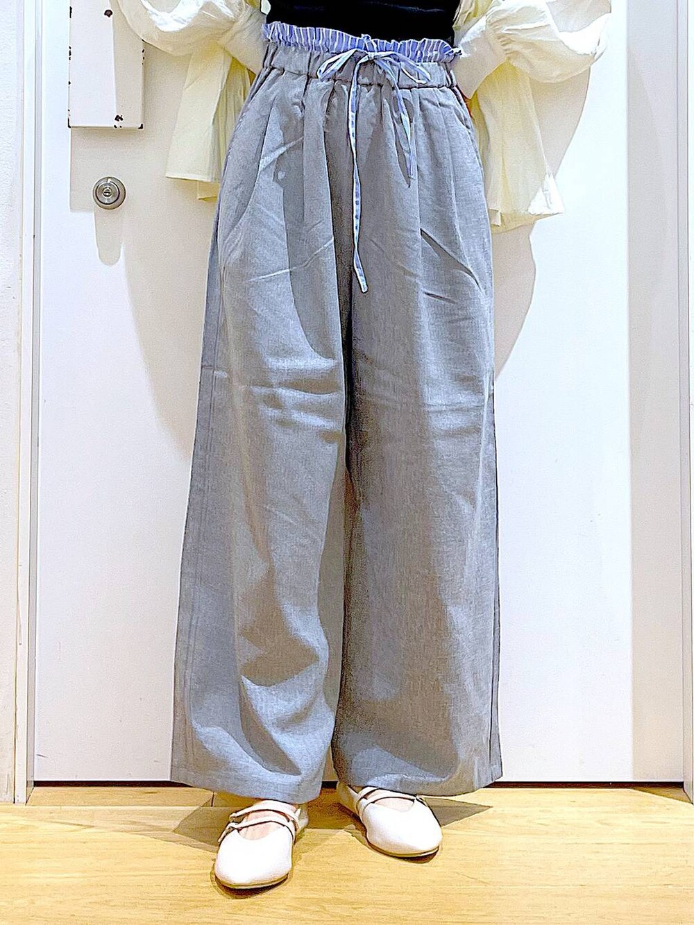 ホワイト系のパンプス、ホワイト系のシャツ/ブラウス、シルバー系のトートバッグを着用したレディースの秋コーディネートの8枚目の写真