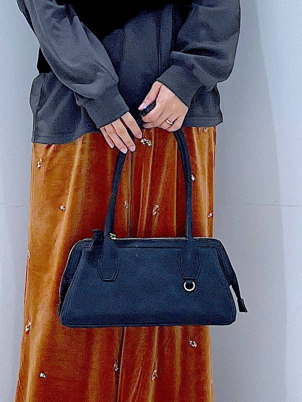 ブラック系のローファー、ブラック系のハンドバッグ、オレンジ系のその他パンツを着用したレディースの秋コーディネートの9枚目の写真