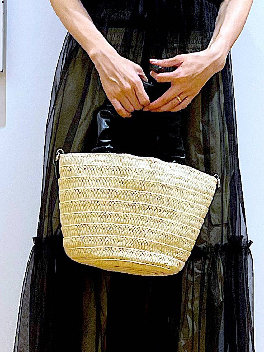 ブラック系のワンピース、グリーン系のカーゴパンツ、その他のパンプスを着用したレディースの夏コーディネートの9枚目の写真