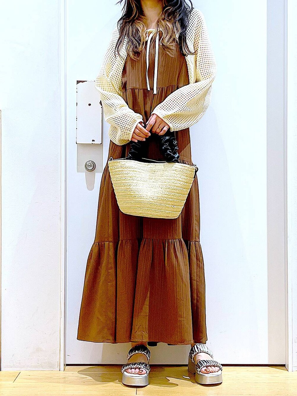 シルバー系のサンダル、ホワイト系のショルダーバッグ、ホワイト系のカーディガン/ボレロを着用したレディースの夏コーディネートの6枚目の写真