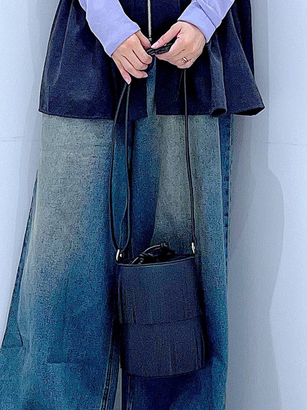 パープル系のTシャツ/カットソー、ブラック系のローファー、ブラック系のショルダーバッグを着用したレディースの秋コーディネートの9枚目の写真